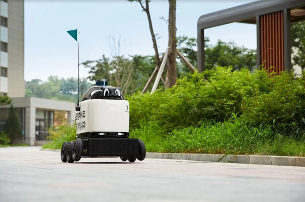 It can run for more than 8 hours, and it can deliver at night as well with its headlights. Dilly Drive can carry about 6 lunch boxes or 12 cups of beverages per delivery.