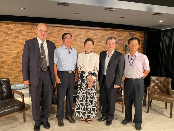 The speakers from the four Taiwanese manufacturers and Ms. Vivian Huang (Director General, III) From left to right：Syscom Group President, James Liu, Aaeon Technology Senior Advisor, Steve Hsu, Director General, III, Ms. Vivian Huang, Glory Technology CEO, Eric Chang, Chunghwa Telecom Director, Hsuan-Lung Liu