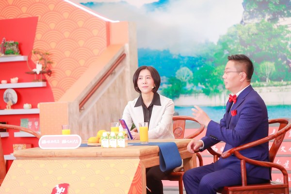 Huang Zuying, head of Zhongxian County, is promoting the local cultural tourism to netizens via live streaming, Monday.