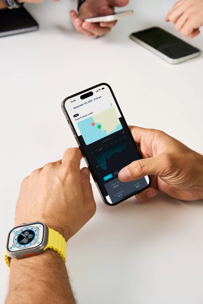 Apple Watch Ultra Oceanic Plus iPhone 14 Pro in hand