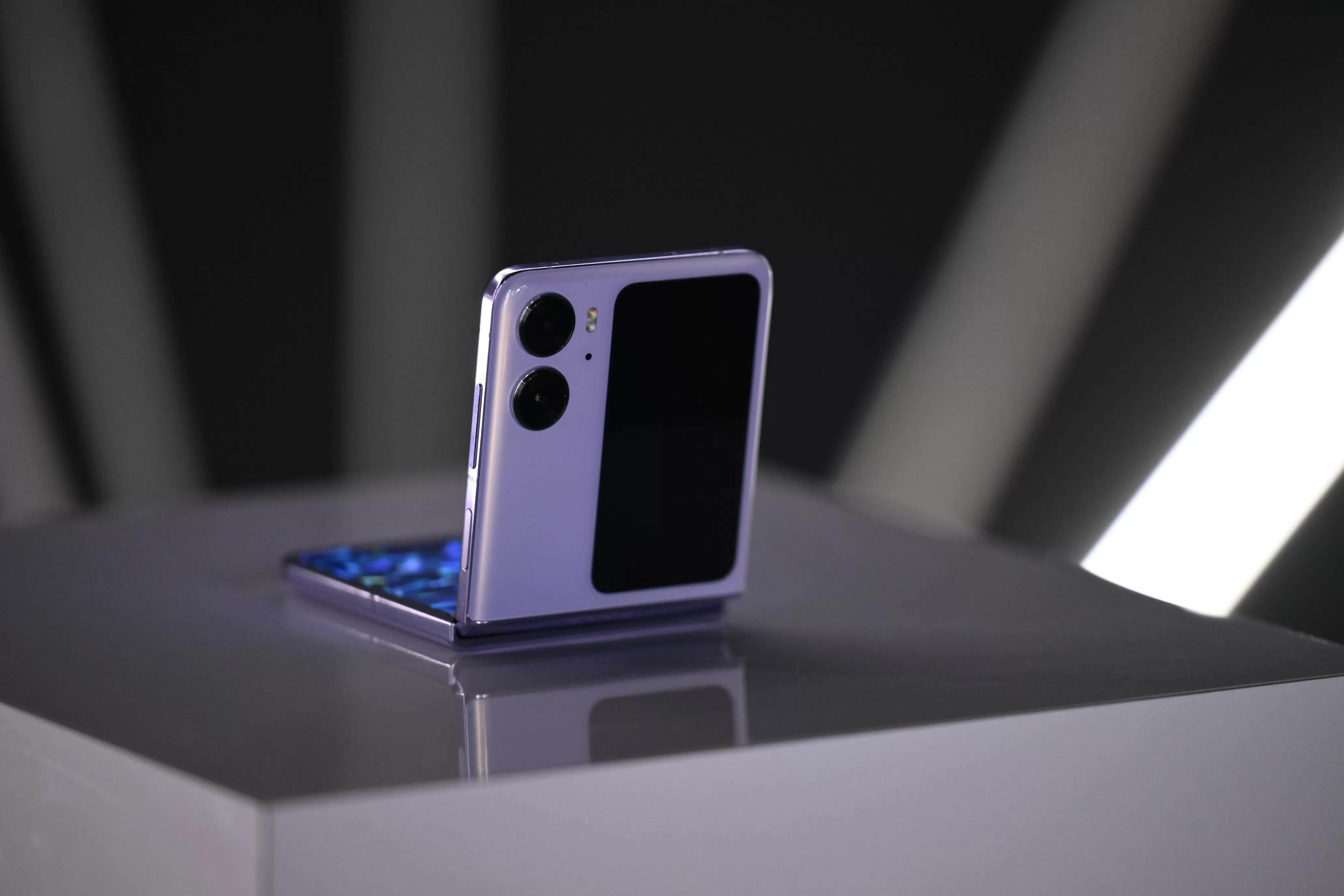 10 OPPO Find N2 Flip Moonlit Purple