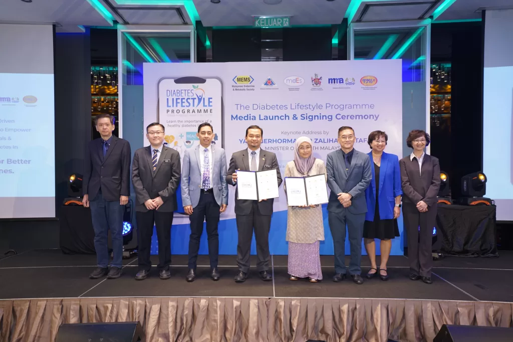 The memorandum of understanding (MoU) is signed among, Dato’ Dr Lee Cheng Yew, President, Academy Of Family Physicians of Malaysia, Dr Wong Ping Foo, Vice President, the Malaysian Family Medicine Specialists' Association, Prof. Dr. Muhammad Yazid Jalaludin, Vice President, the Malaysian Endocrine and Metabolic Society, Datuk Dr Zanariah Hussein, Chairperson of Diabetes Lifestyle Programme (DLP) Expert Panel, Dr Koh Kar Chai, Immediate Past President, Malaysian Medical Association, Prof Winnie Chee Siew Swee, President, Malaysian Dietitians’ Association, and Ms Yong Lai Mee, President, Malaysian Diabetes Educators Society, witnessed by Yang Berusaha Dr Mohd Azman Yacob, Director, Medical Development Division, Ministry of Health Malaysia.  