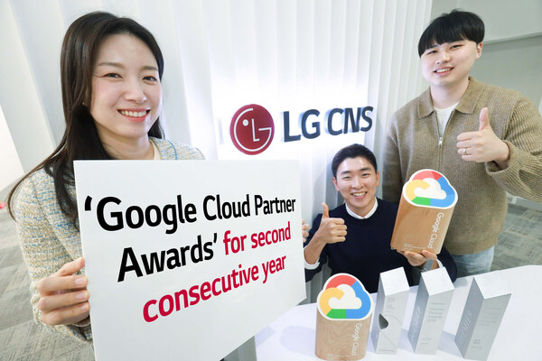 Employees of LG CNS Cloud Business division celebrate winning ‘Google Cloud Partner Awards’ for the second consecutive year