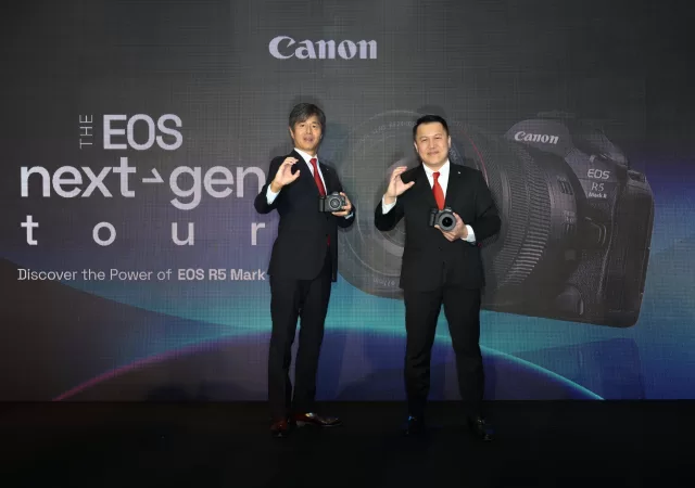 Masato Yoshiie, President & CEO, and Edward Chang, Head of Image Communication Business Division, at Canon Marketing Malaysia, officiating the launch of the EOS Next Gen Tour 2024.