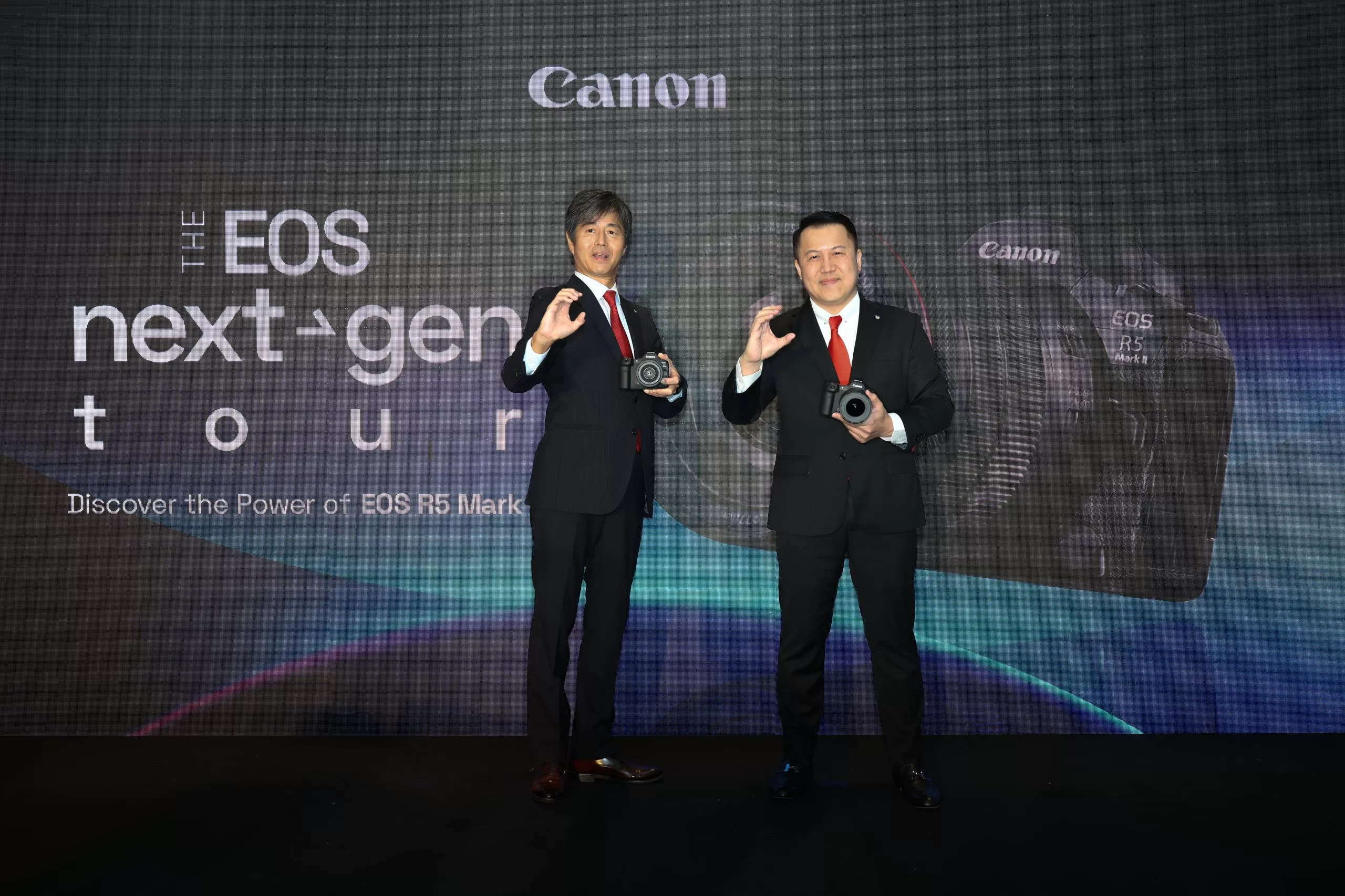 Masato Yoshiie, President & CEO, and Edward Chang, Head of Image Communication Business Division, at Canon Marketing Malaysia, officiating the launch of the EOS Next Gen Tour 2024.