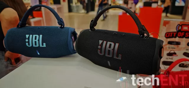 JBL Charge 6 in Black and Blue