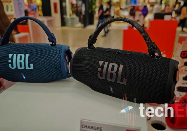 JBL Charge 6 in Black and Blue