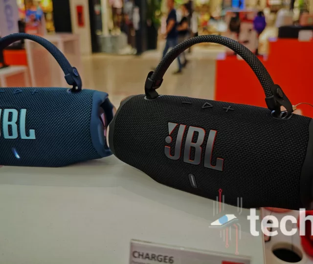 JBL Charge 6 in Black and Blue