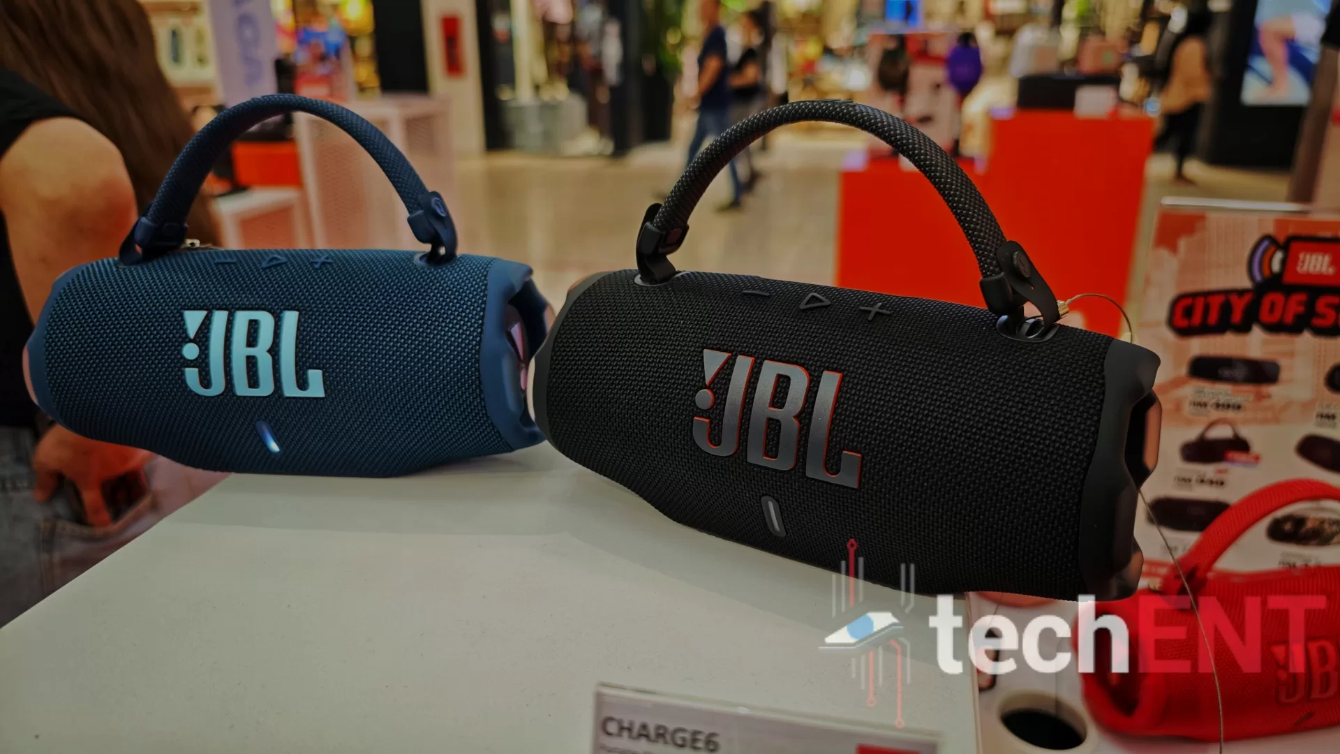 JBL Charge 6 in Black and Blue JBL Charge 6 in Black and Blue