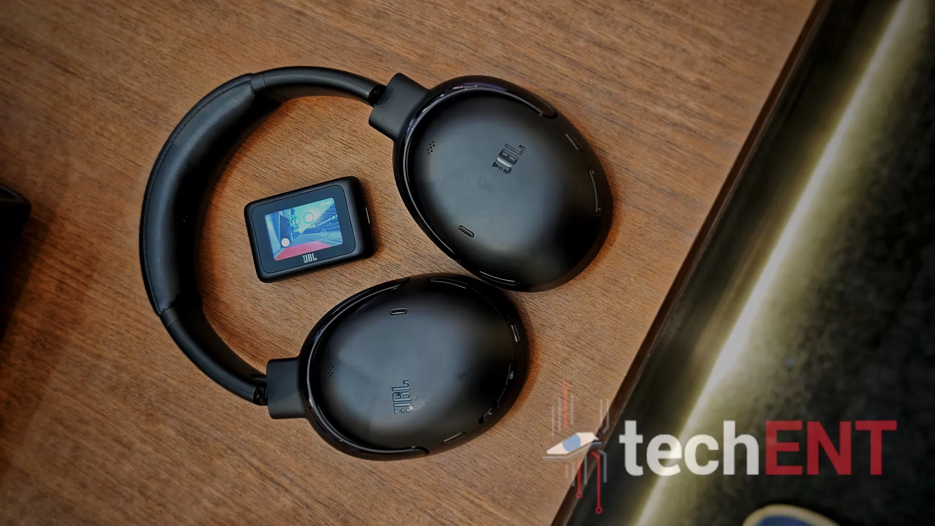 JBL Tour ONE M3 with the JBL Smart Tx Receiver JBL Tour ONE M3 with the JBL Smart Tx Receiver