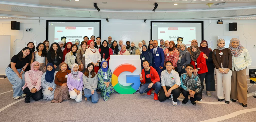 01 Family and lifestyle creators posing for a group picture