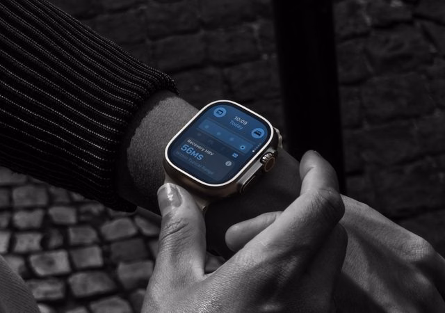 Apple Watch Ultra 4 lifestyle 06 260909 big.jpg.large 2x